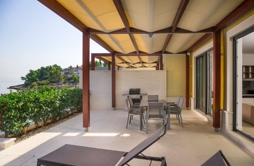 Slatine Apartment | Beachfront Apartment Lemonade with Pool I