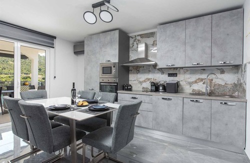 Podglavica Villa | Beachfront Villa Marivi with Pool and Game Room