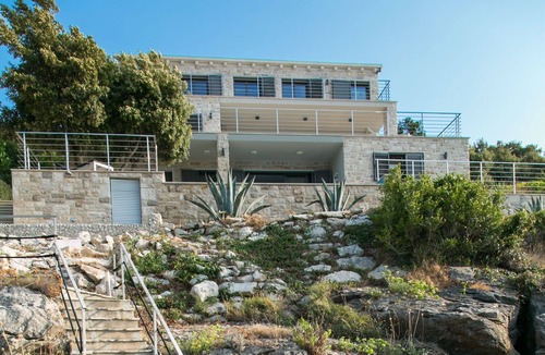 Zrnovo Villa | Beachfront Villa Poseidon with Heated Pool