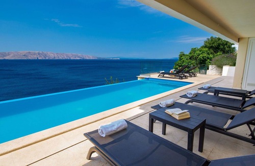Vratarusa Apartment | Beautiful apartment for 2 guests with WIFI, pool, A/C, TV, terrace and pets allowed