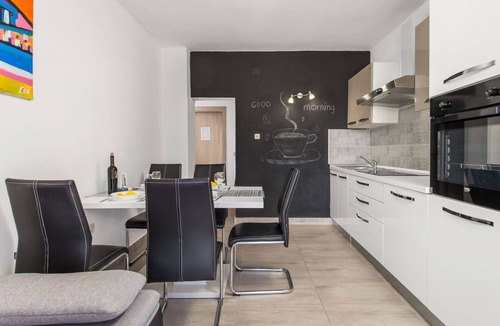 Vratarusa Apartment | Beautiful apartment for 5 guests with pool, A/C, WIFI, TV, terrace and pets allowed