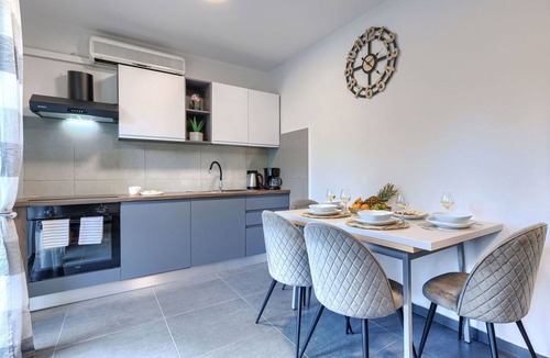 Presika Apartment | Beautiful apartment for 5 people with pool, WIFI, A/C, TV and terrace