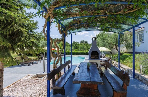 Presika Apartment | Beautiful apartment for 5 people with pool, WIFI, A/C, TV and terrace