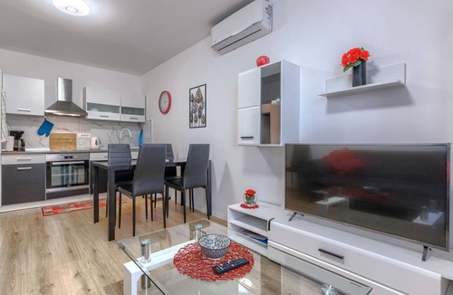 City Center Apartment | Beautiful apartment for 4 guests with A/C, WIFI, TV and pets allowed