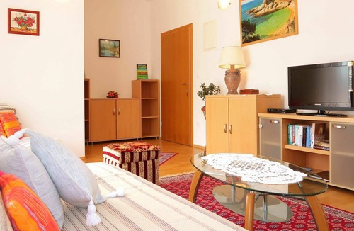 Milohnici Apartment | Beautiful apartment for 6 people with pool, A/C, WIFI, TV, terrace, pets allowed and parking