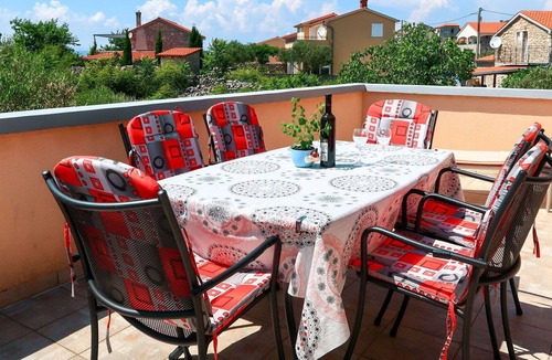 Milohnici Apartment | Beautiful apartment for 6 people with pool, A/C, WIFI, TV, terrace, pets allowed and parking