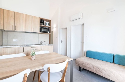 Seget Donji Apartment | Beautiful apartment for 5 people with WIFI, A/C, pool, TV, terrace and pets allowed