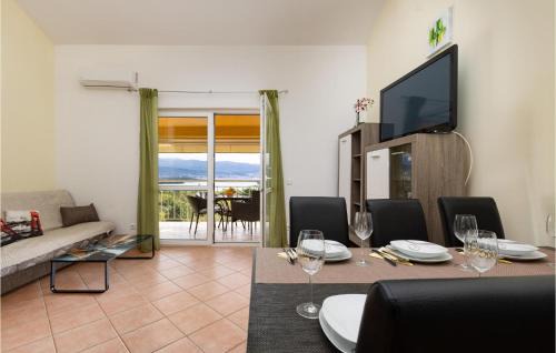 Cizici Apartment | Beautiful Apartment In Cizici With Kitchen