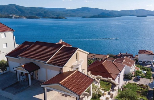 Komarna Apartment | Beautiful apartment in Komarna with WiFi