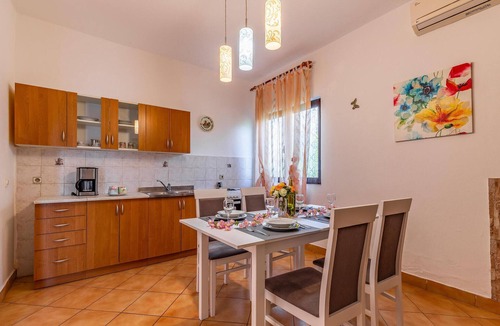 Sisan Apartment | Beautiful apartment in Liznjan with WiFi