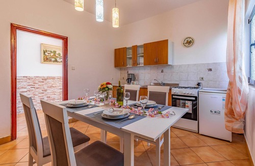 Sisan Apartment | Beautiful apartment in Liznjan with WiFi