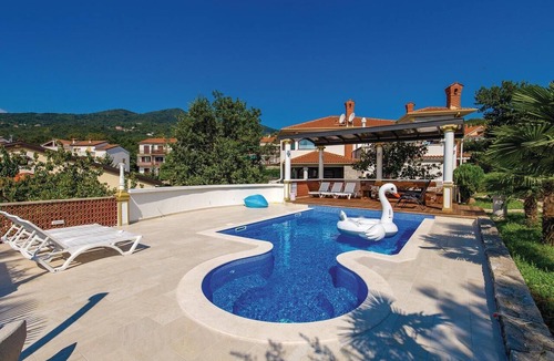 Mihotici Apartment | Beautiful apartment in Matulji with outdoor swimming pool
