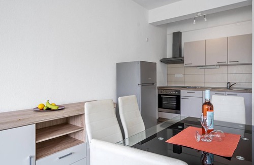 Susica Apartment | Beautiful apartment in Murter with swimming pool