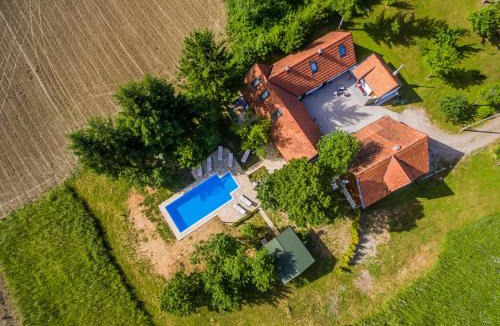Plaski House | Beautiful cottage with heated pool for 22 ppl