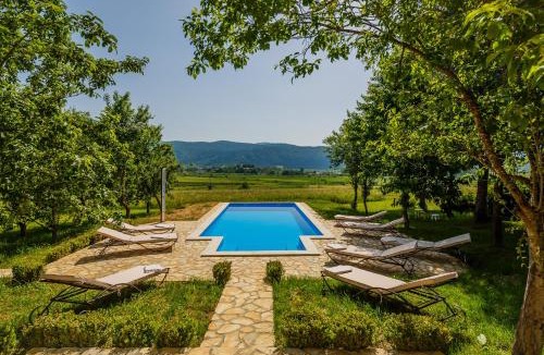 Plaski House | Beautiful cottage with heated pool for 22 ppl