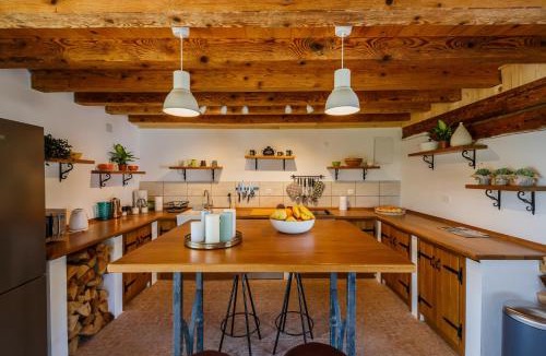 Plaski House | Beautiful cottage with heated pool for 22 ppl