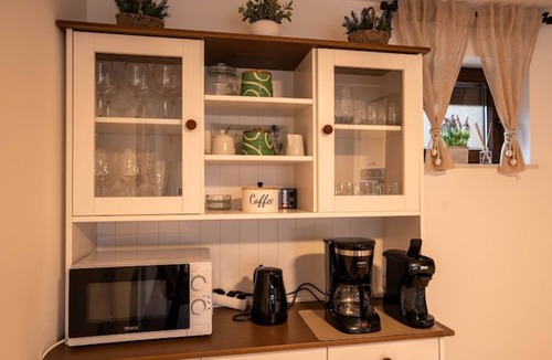 Karlovac House | Beautiful Holiday Home in Jaskovo - One Bedroom House