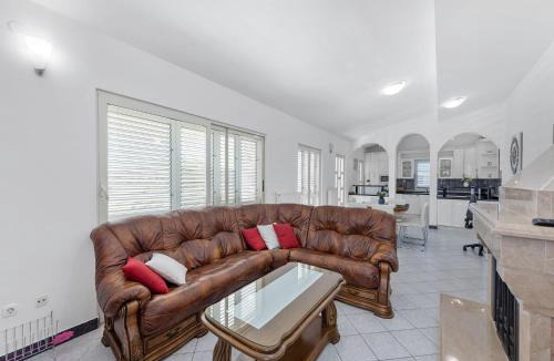 Neoric House | Beautiful holiday home with private sauna