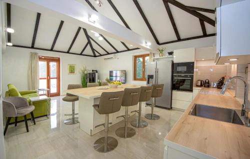 Pokrovnik House | Beautiful Home In Pokrovnik With Sauna