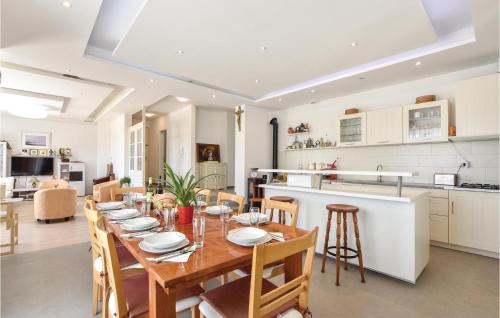 Cista Provo House | Beautiful Home In Zrnovnica-Split With Sauna