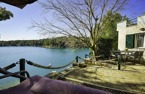 Obrovac House | Beautiful private villa for 6 guests with WIFI, A/C, TV, terrace, pets allowed and parking