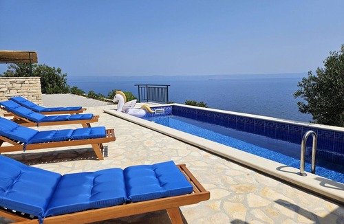 Prigradica House | Beautiful private villa for 8 guests with internet, A/C, private pool, TV, terrace and pets allo.