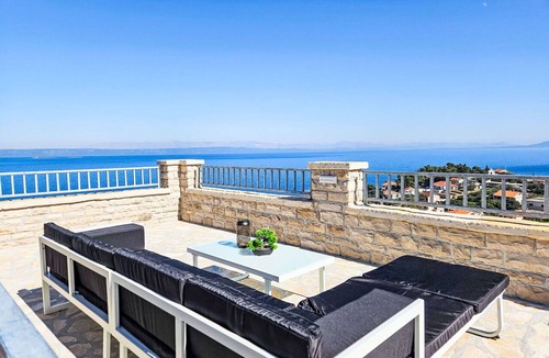 Prigradica House | Beautiful private villa for 8 guests with internet, A/C, private pool, TV, terrace and pets allo.