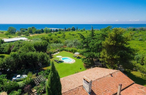 Katoro House | Beautiful private villa for 8 guests with WIFI, private pool, TV, terrace and pets allowed