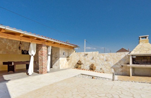 Tinj House | Beautiful private villa for 12 people with WIFI, A/C, private pool, TV, terrace and parking