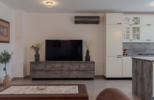 Lovinac House | Beautiful private villa for 6 guests with WIFI, A/C, private pool, TV and patio