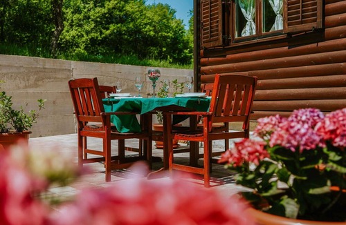 Perusic House | Beautiful private villa for 4 guests with WIFI, TV, terrace and pets allowed