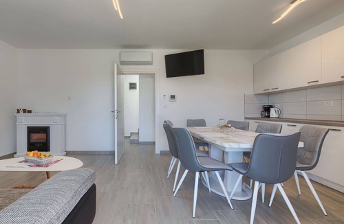 Nova Vas House | Beautiful private villa for 6 people with WIFI, private pool, A/C, TV and terrace