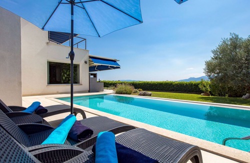 Sarsoni Villa | Beautiful private villa for 10 people with private pool, A/C, WIFI, TV and terrace