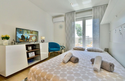 Sarsoni House | Beautiful private villa for 2 guests with WIFI, A/C, TV and terrace