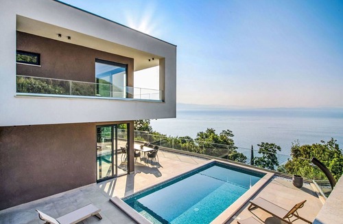 Medveja Villa | Beautiful private villa for 8 guests with WIFI, private pool, A/C, TV and terrace