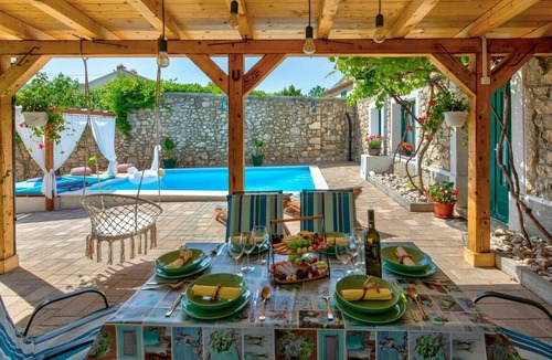 Drivenik House | Beautiful private villa for 6 guests with WIFI, A/C, private pool, TV, patio and parking