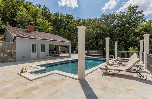 Omis Villa | Beautiful private villa for 8 guests with hot tub, WIFI, A/C, private pool and TV