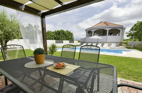 Smilcic House | Beautiful private villa for 6 guests with WIFI, private pool, A/C, TV and terrace