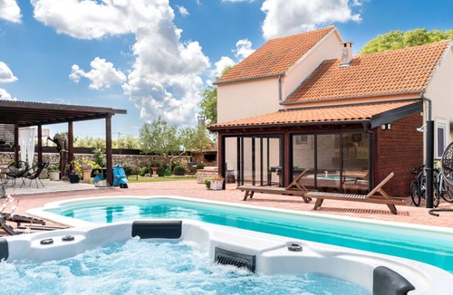 Gornji Zemunik Villa | Beautiful private villa for 8 guests with hot tub, A/C, WIFI, private pool, TV and patio