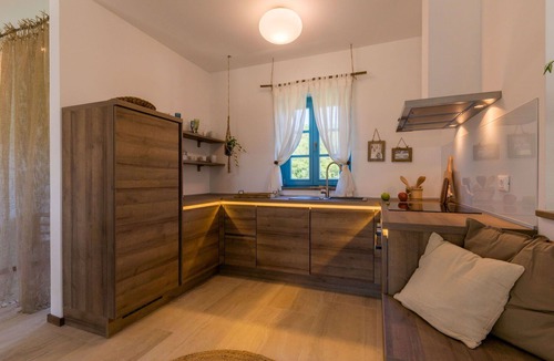Vardica House | Beautiful private villa with A/C, WIFI, hot tub, private pool, TV, patio, pets allowed and parking