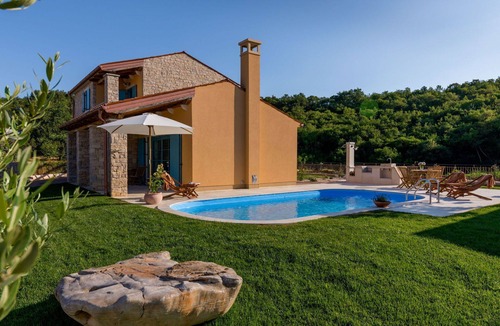 Vardica House | Beautiful private villa with A/C, WIFI, hot tub, private pool, TV, patio, pets allowed and parking