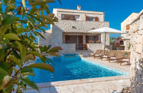 Privlaka Cabin | Beautiful Villa in Privlaka with a heated swimming pool, jacuzzi and sauna