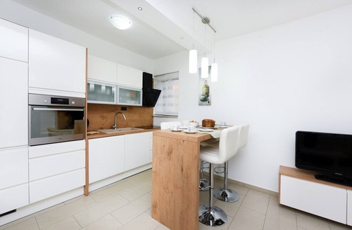 Lovinac Villa | Beautiful Villa Petra with Summer Kitchen and Pool