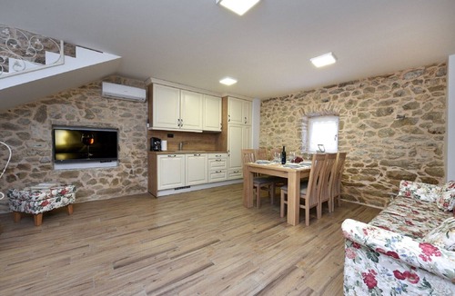 Lovinac Villa | Beautiful Villa Petra with Summer Kitchen and Pool