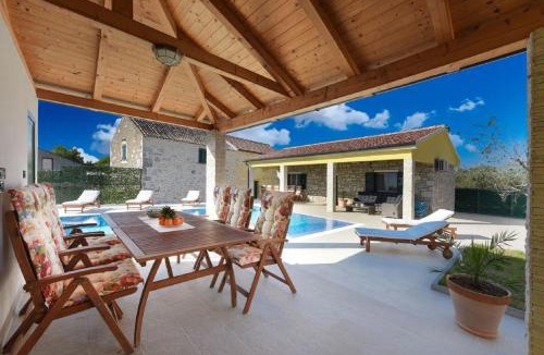 Lovinac Villa | Beautiful Villa Petra with Summer Kitchen and Pool
