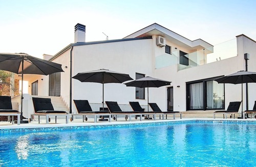 Buje Cottage | Beautifully decorated villa with pool ideal for vacation with your family.