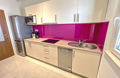 Businci Apartment | Beheizter Infinity-Pool, Wohnung mit Meerblick3 by Interhome