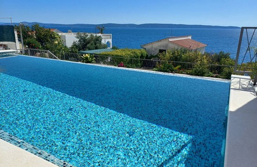 Businci Apartment | Beheizter Infinity-Pool, Wohnung mit Meerblick3 by Interhome