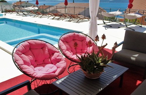 Businci Apartment | Beheiztes Schwimmbad, Familienferienwohnung by Interhome