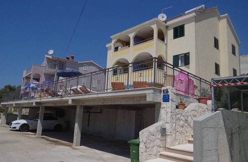 Businci Apartment | Beheiztes Schwimmbad, schattige Terrasse mit Meerblick by Interhome